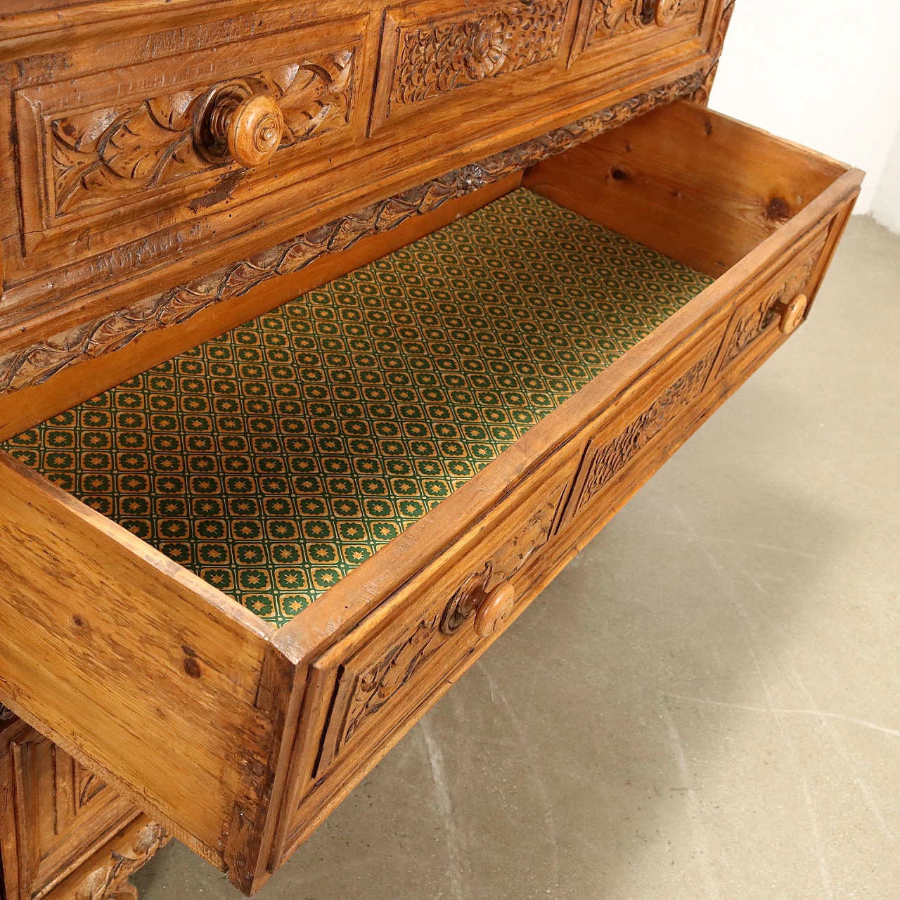 Baroque walnut dresser with 3 drawers and carved panels, 17th century 5