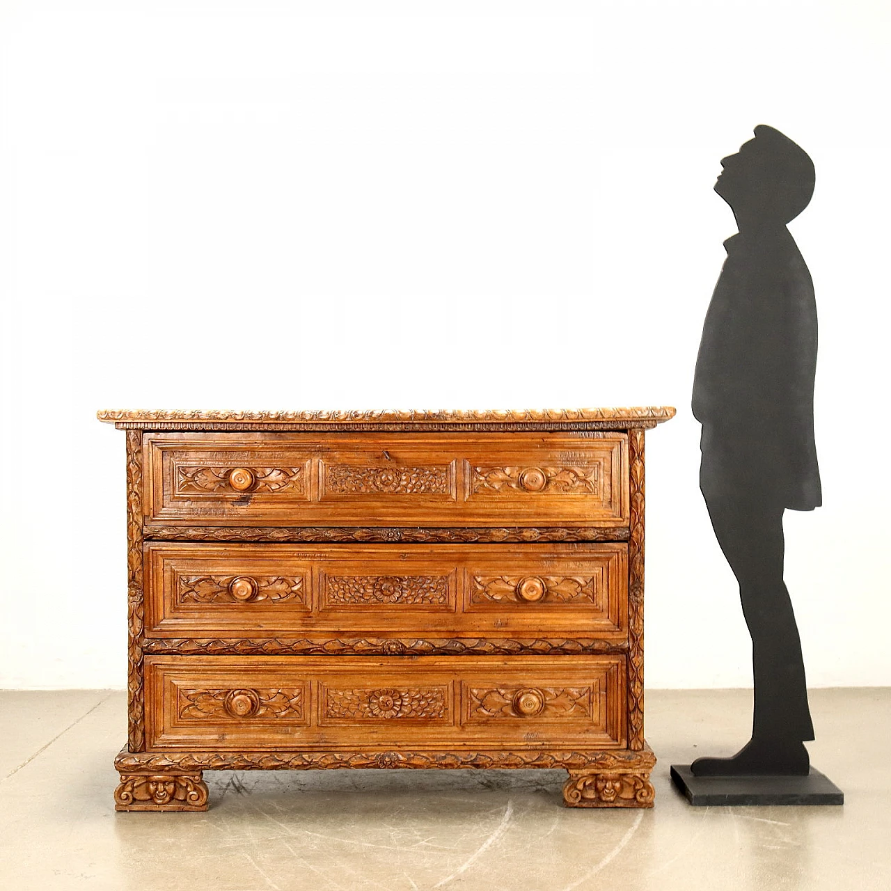 Baroque walnut dresser with 3 drawers and carved panels, 17th century 7