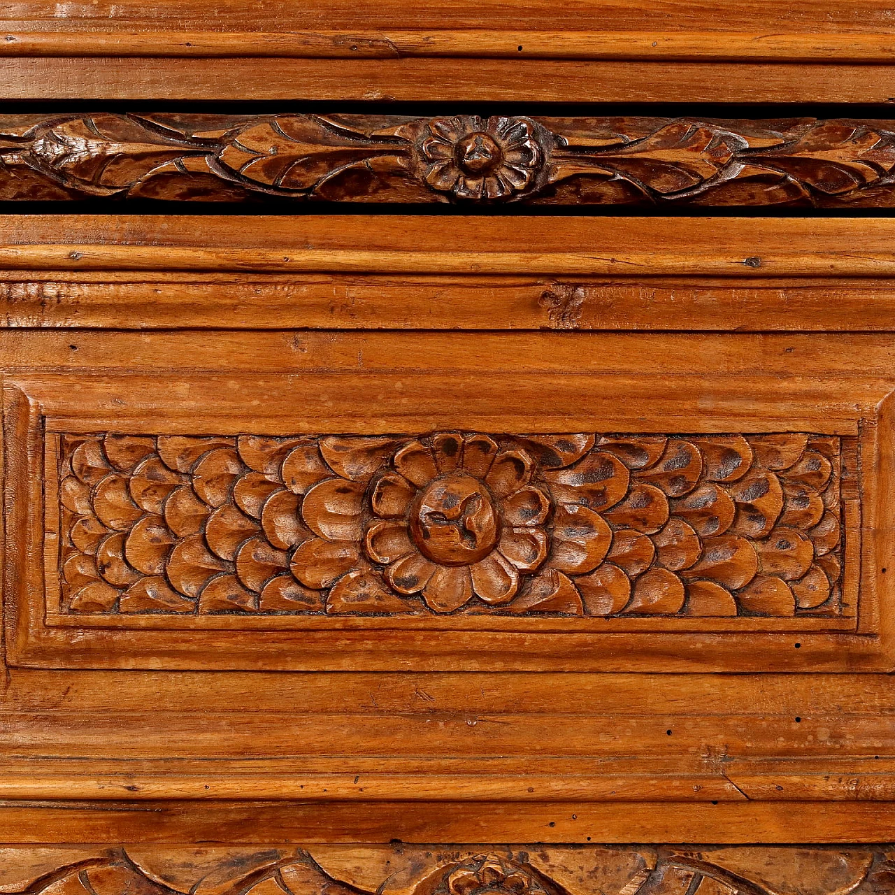 Baroque walnut dresser with 3 drawers and carved panels, 17th century 9