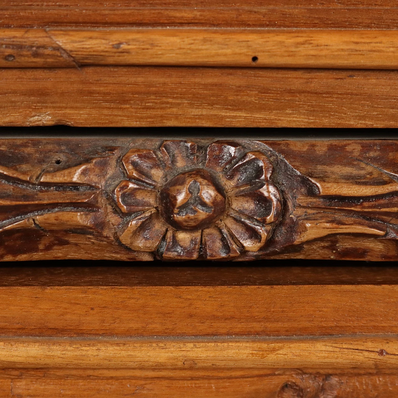 Baroque walnut dresser with 3 drawers and carved panels, 17th century 10