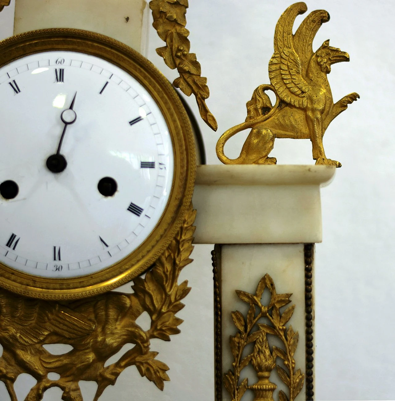 Louis XVI temple clock in white marble and gilded bronze, 18th century 2