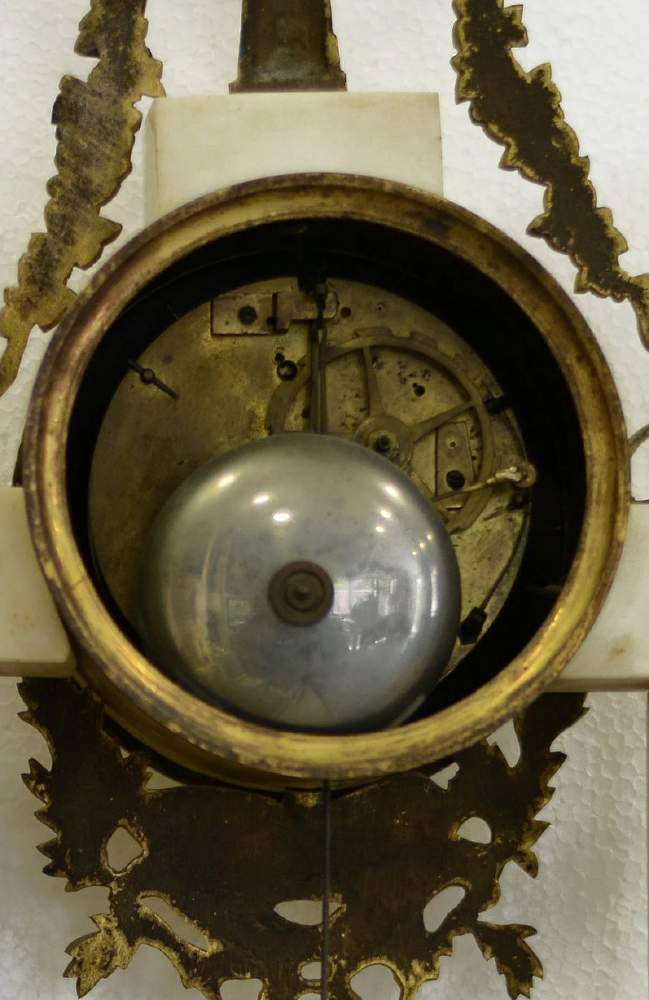 Orologio da tempio Luigi XVI in marmo bianco e bronzo dorato, '700 4