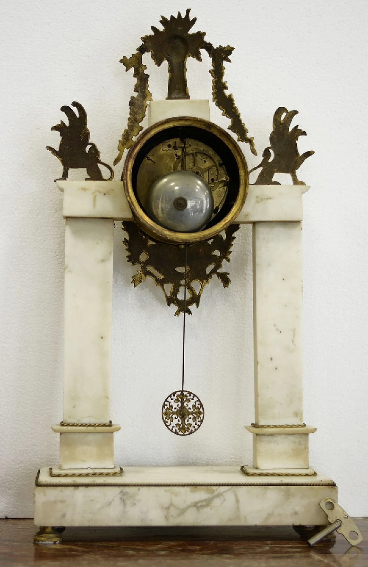 Louis XVI temple clock in white marble and gilded bronze, 18th century 5