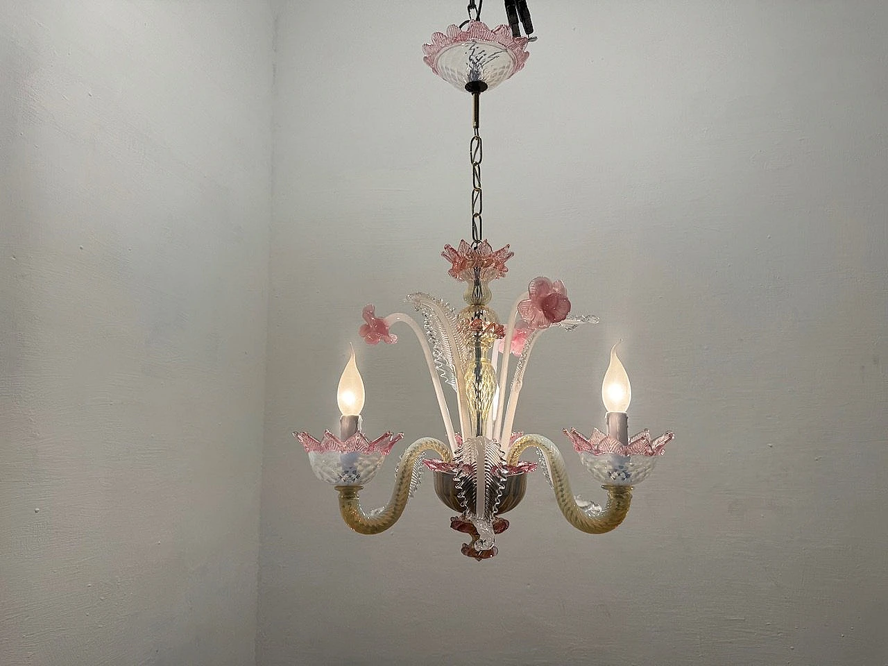 Venetian pink opalescent Murano glass chandelier, 1960s 8