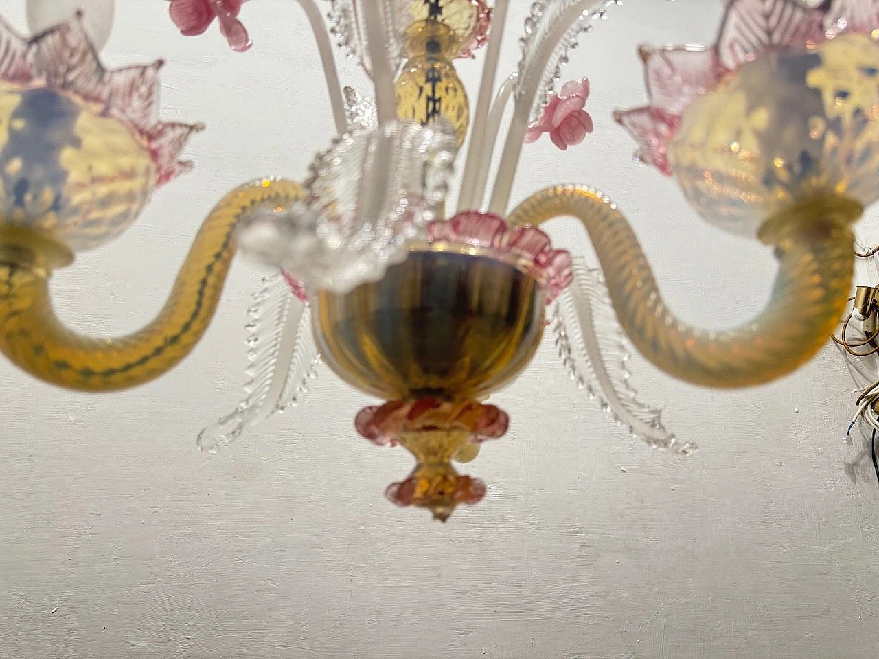 Venetian pink opalescent Murano glass chandelier, 1960s 10