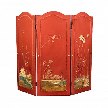 Paravento in stile chinoiserie con rivestimento in seta ricamata, inizio '900