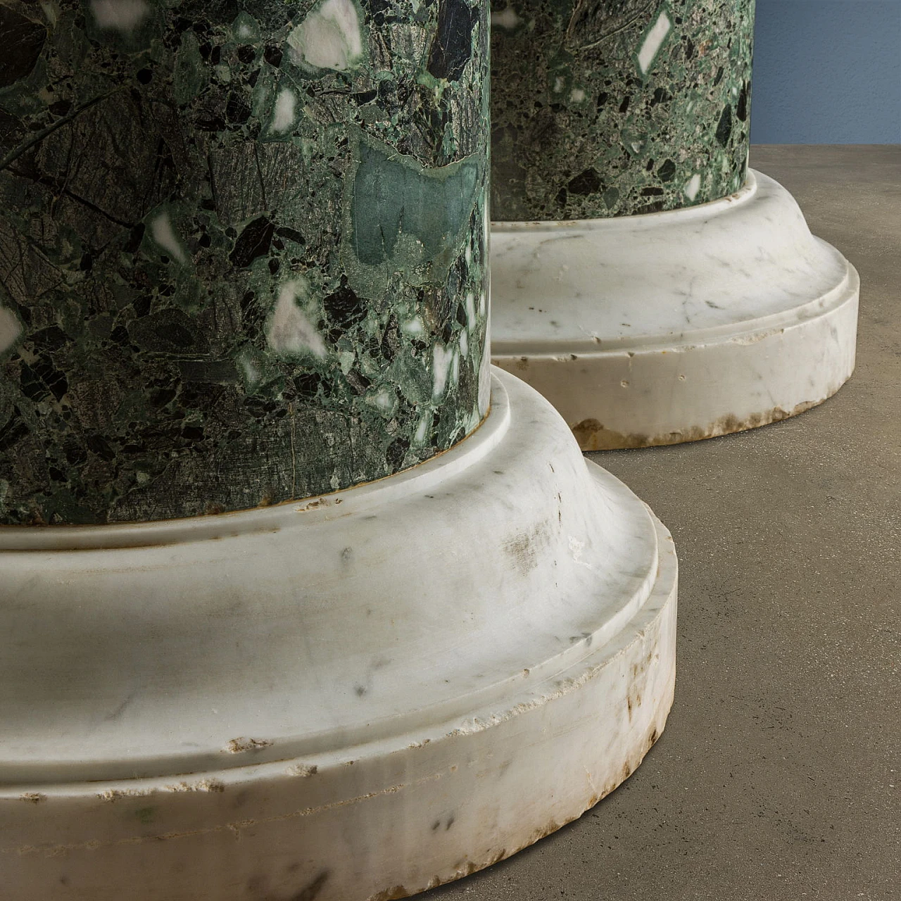 Pair of green and white Carrara marble bust holder columns, 19th century 4