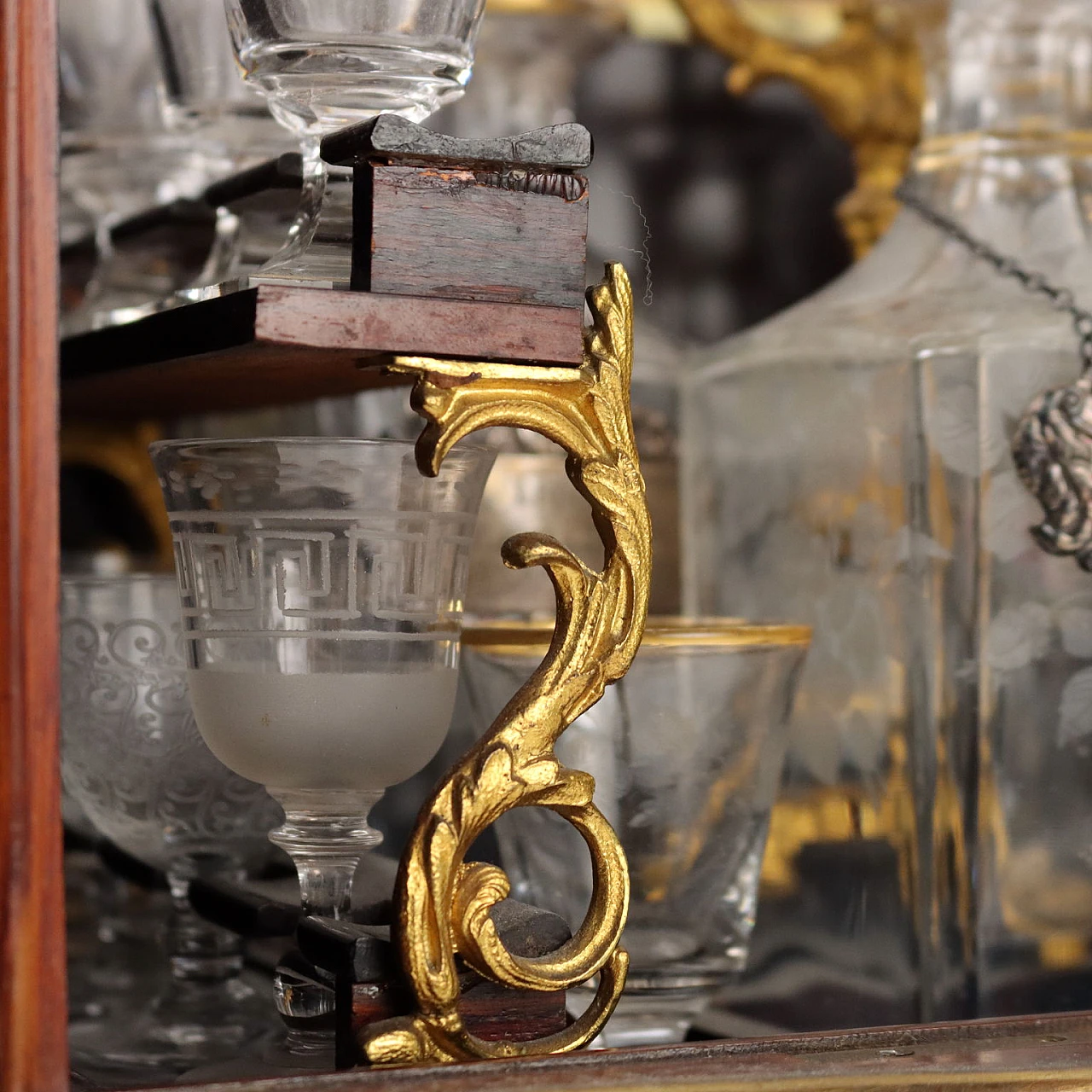 Bois de rose wooden liquor box with glasses & bottles, 19th century 9