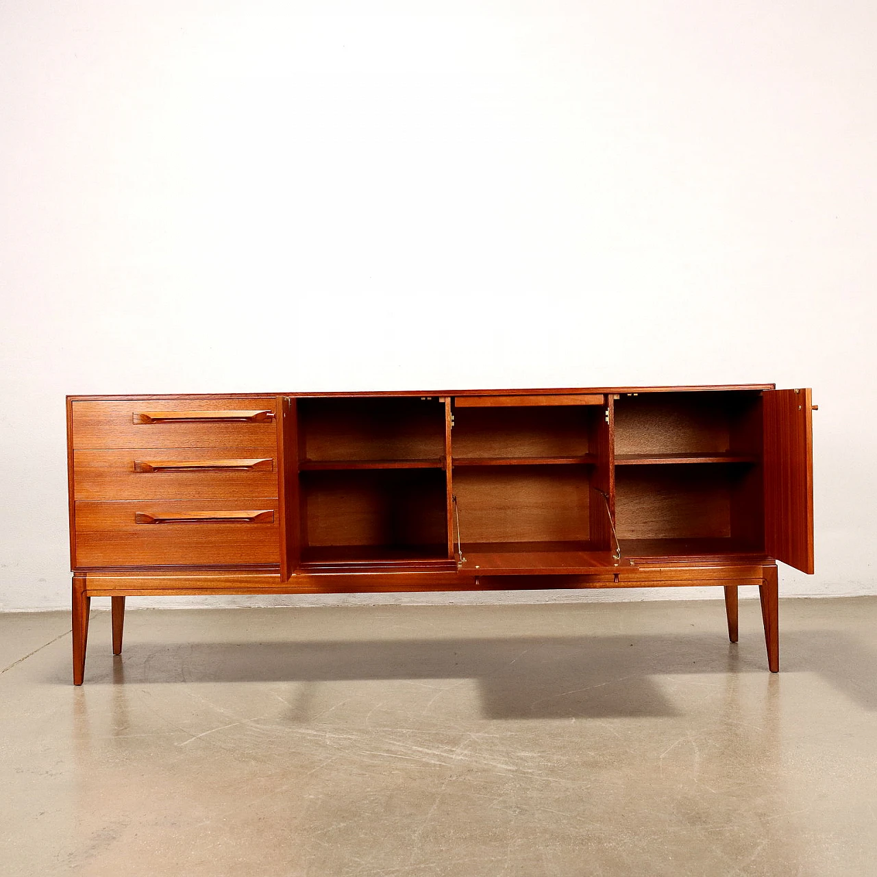 Credenza impiallicciata in teak con 3 cassetti di McIntosh, anni '60 3