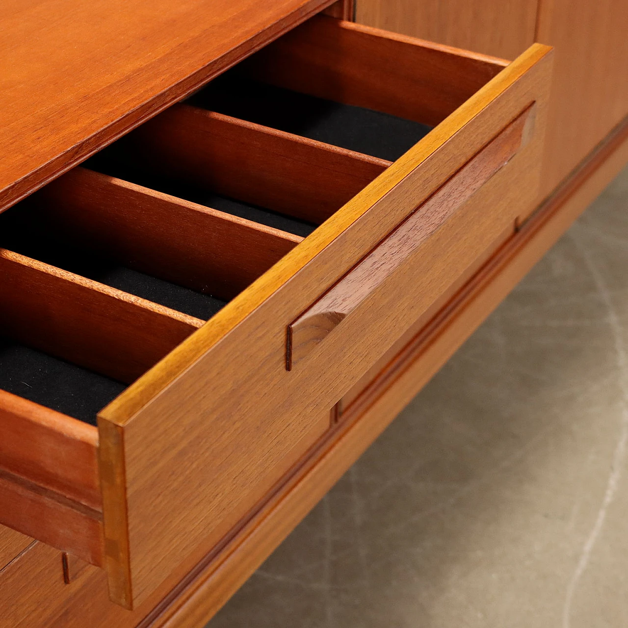 Credenza impiallicciata in teak con 3 cassetti di McIntosh, anni '60 5