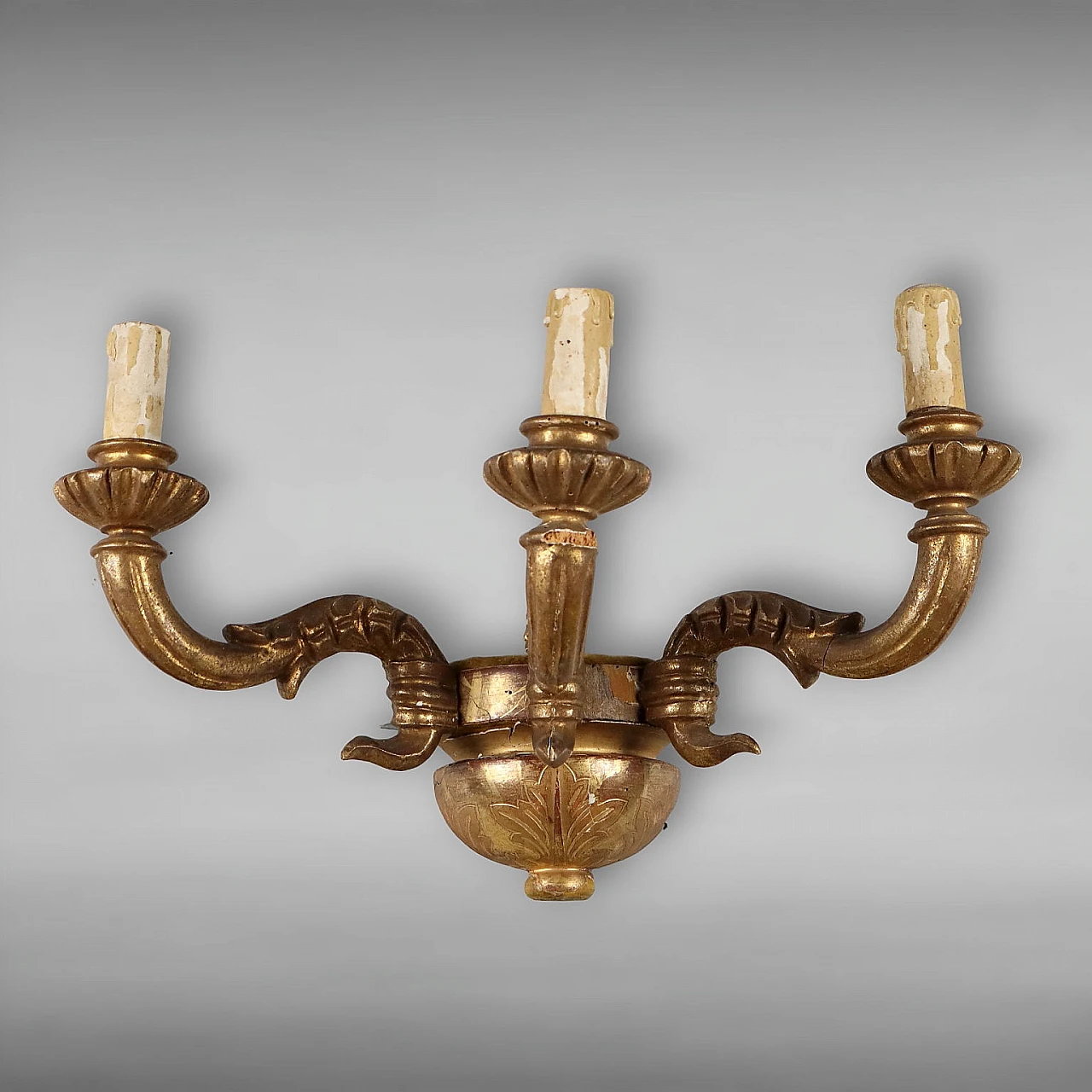 Three-light wall sconce in carved and gilded beech, early 20th century 1