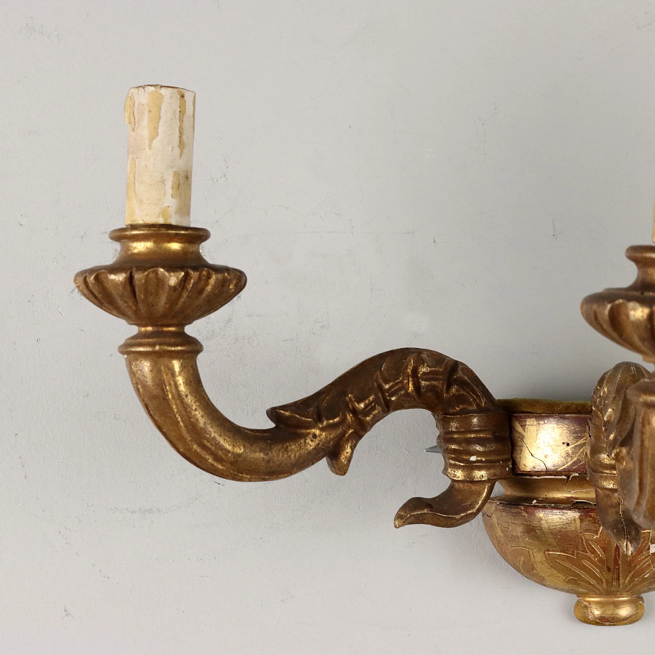 Three-light wall sconce in carved and gilded beech, early 20th century 3