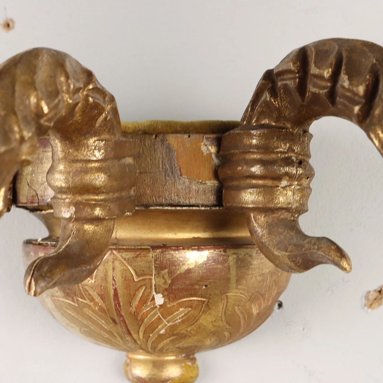 Three-light wall sconce in carved and gilded beech, early 20th century 7