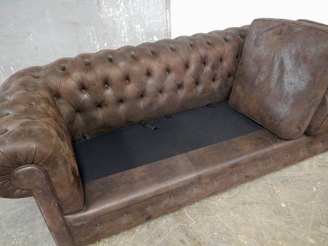 Divano stile Chesterfield marrone, Anni '90 3