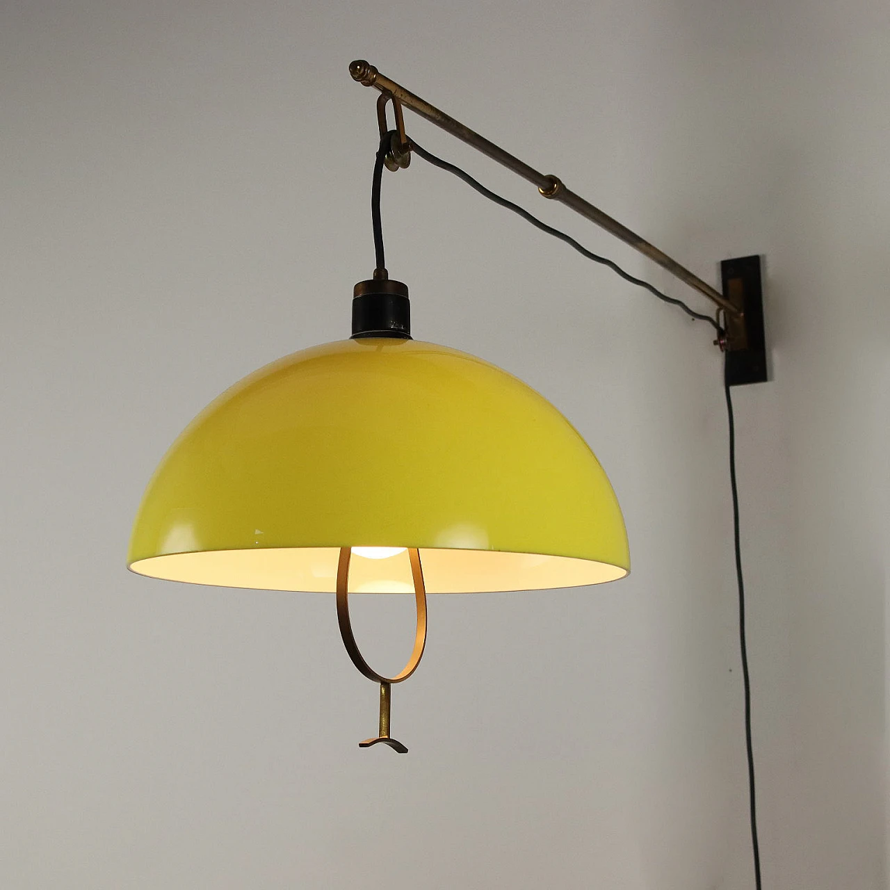 Lampada in metallo e ottone con paralume giallo, anni '60 1