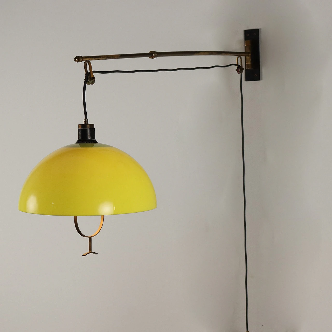 Lampada in metallo e ottone con paralume giallo, anni '60 3