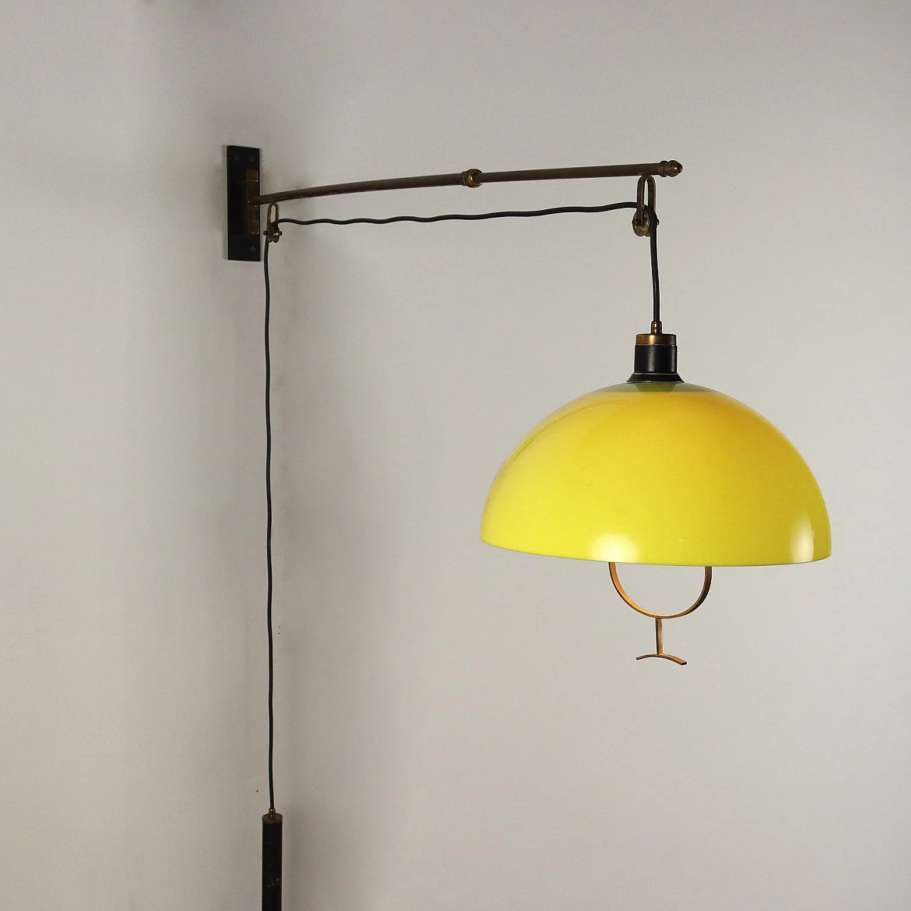 Lampada in metallo e ottone con paralume giallo, anni '60 4