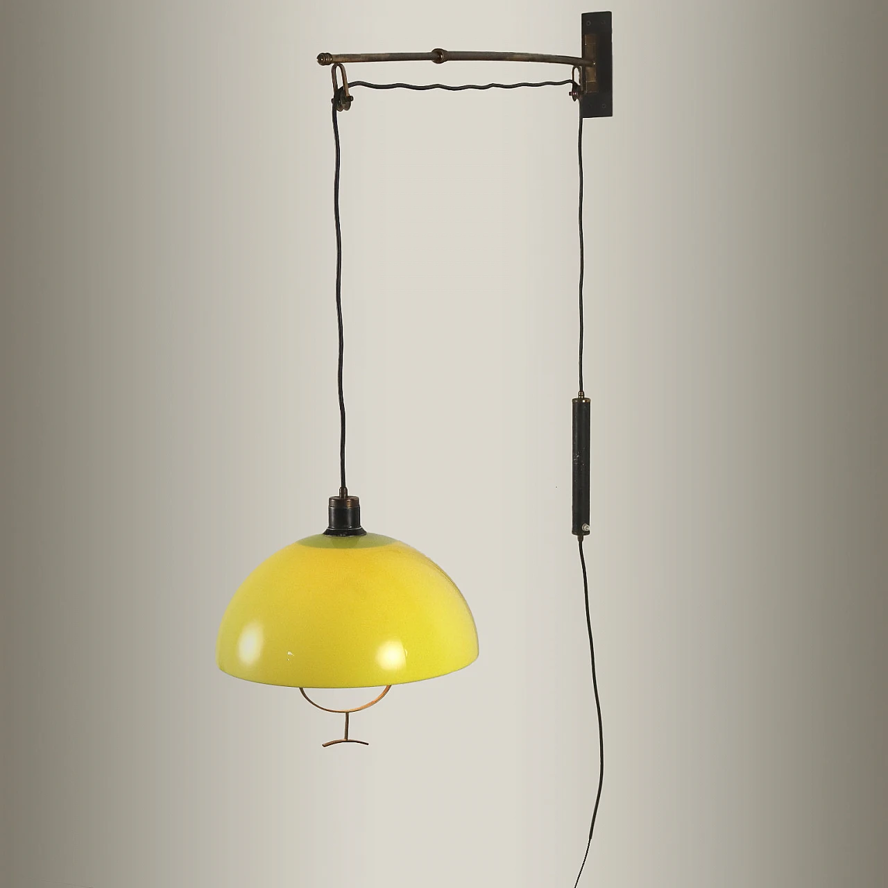 Lampada in metallo e ottone con paralume giallo, anni '60 5