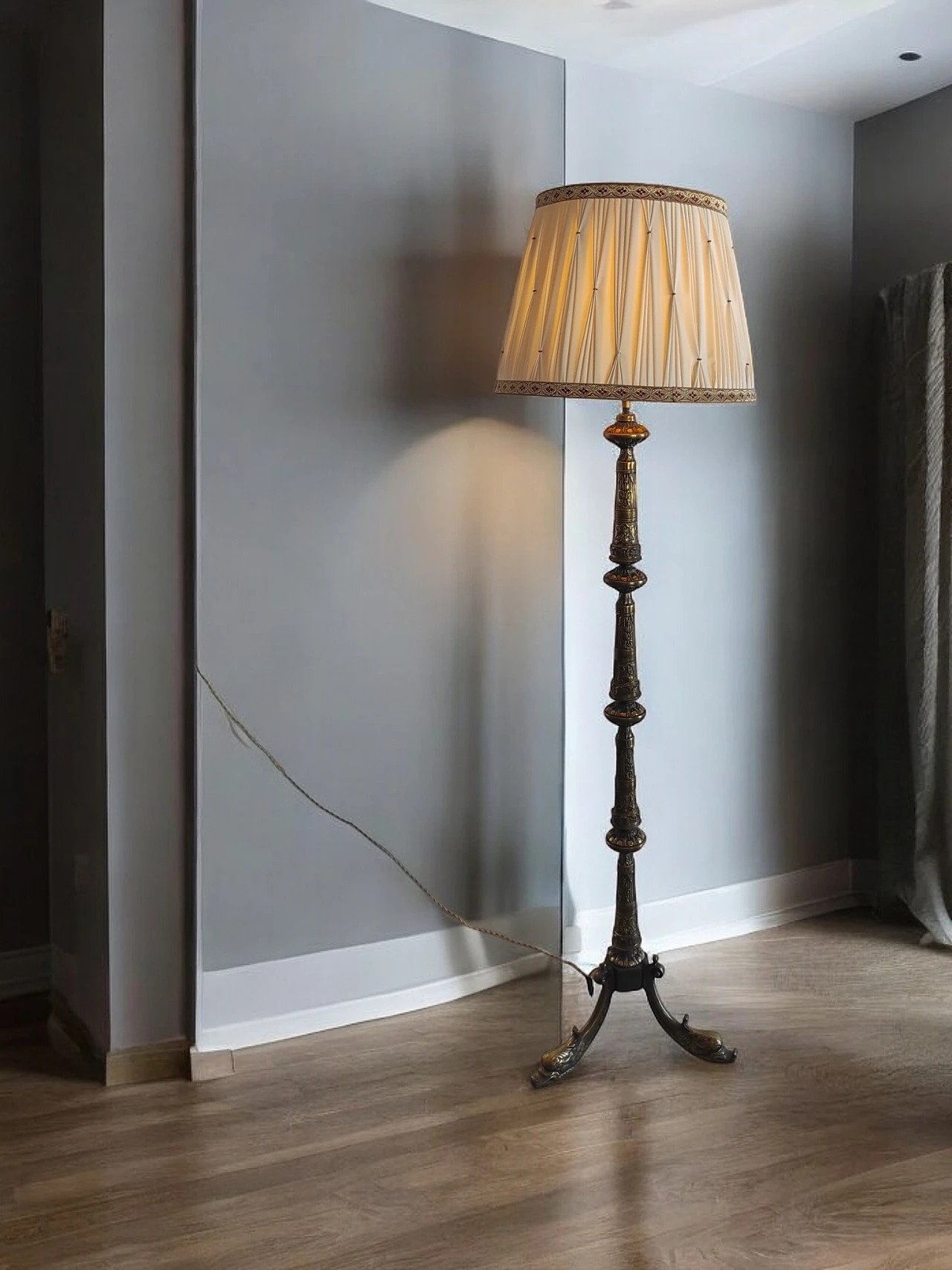 Brass floor lamp with baroque style details 8