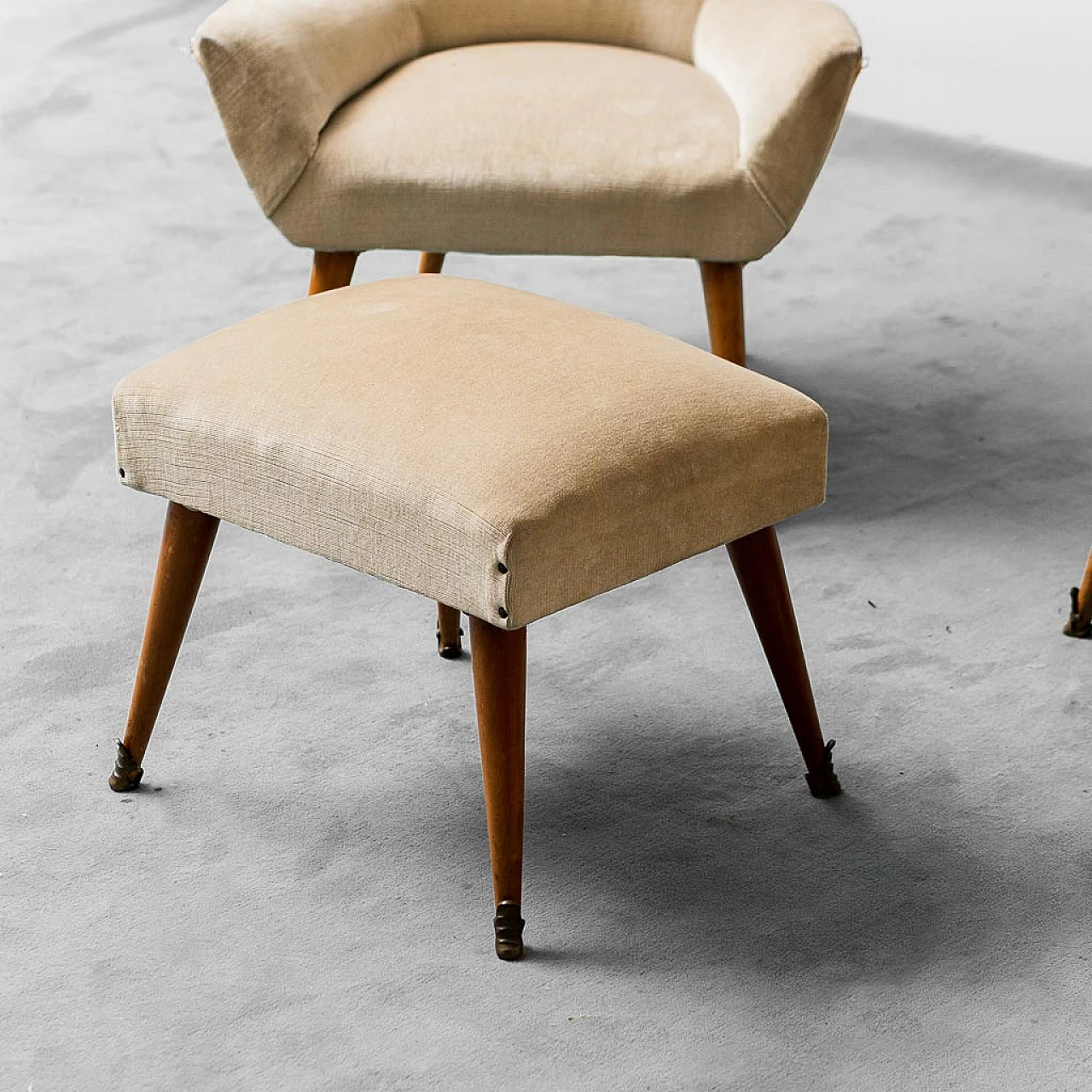 Pair of armchairs with beige velvet pouf, 1950s 2