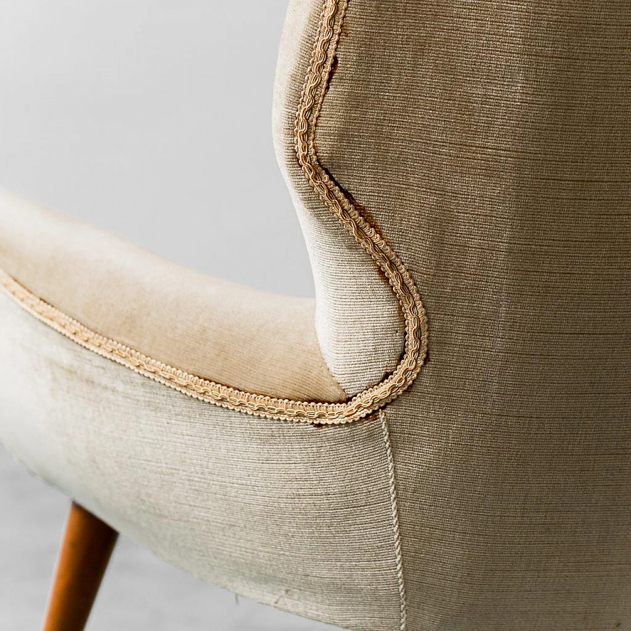 Pair of armchairs with beige velvet pouf, 1950s 4