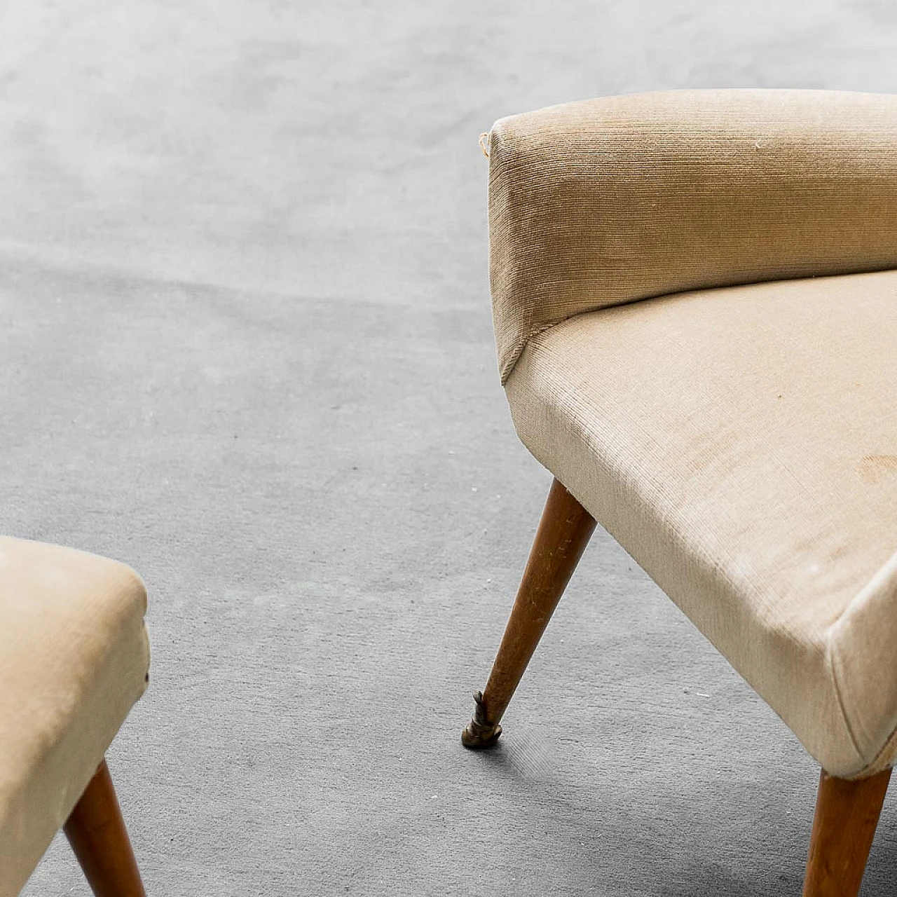 Pair of armchairs with beige velvet pouf, 1950s 5