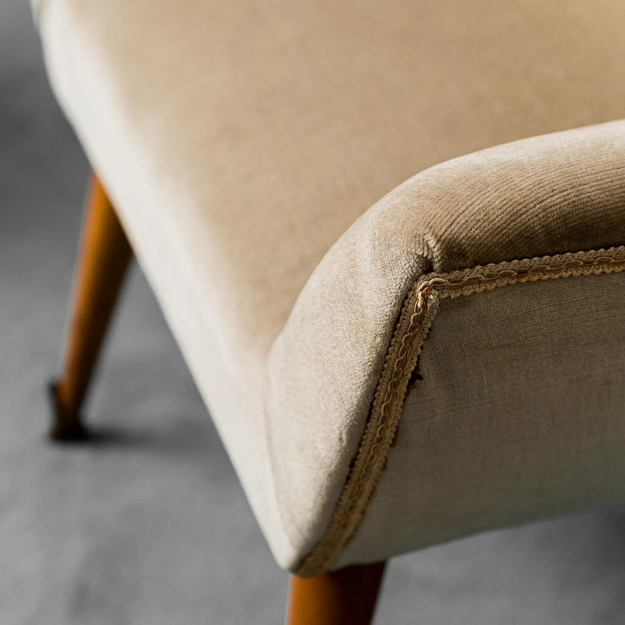 Pair of armchairs with beige velvet pouf, 1950s 8