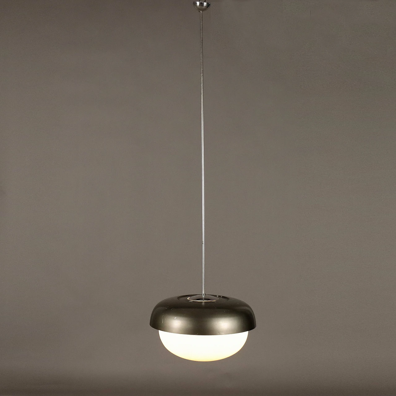 Lampadario in alluminio con diffusore in vetro opalino, anni '60 1