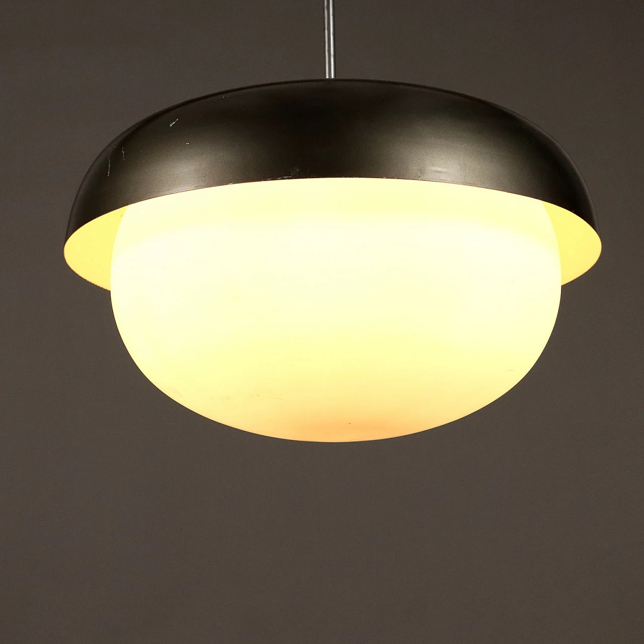 Lampadario in alluminio con diffusore in vetro opalino, anni '60 3