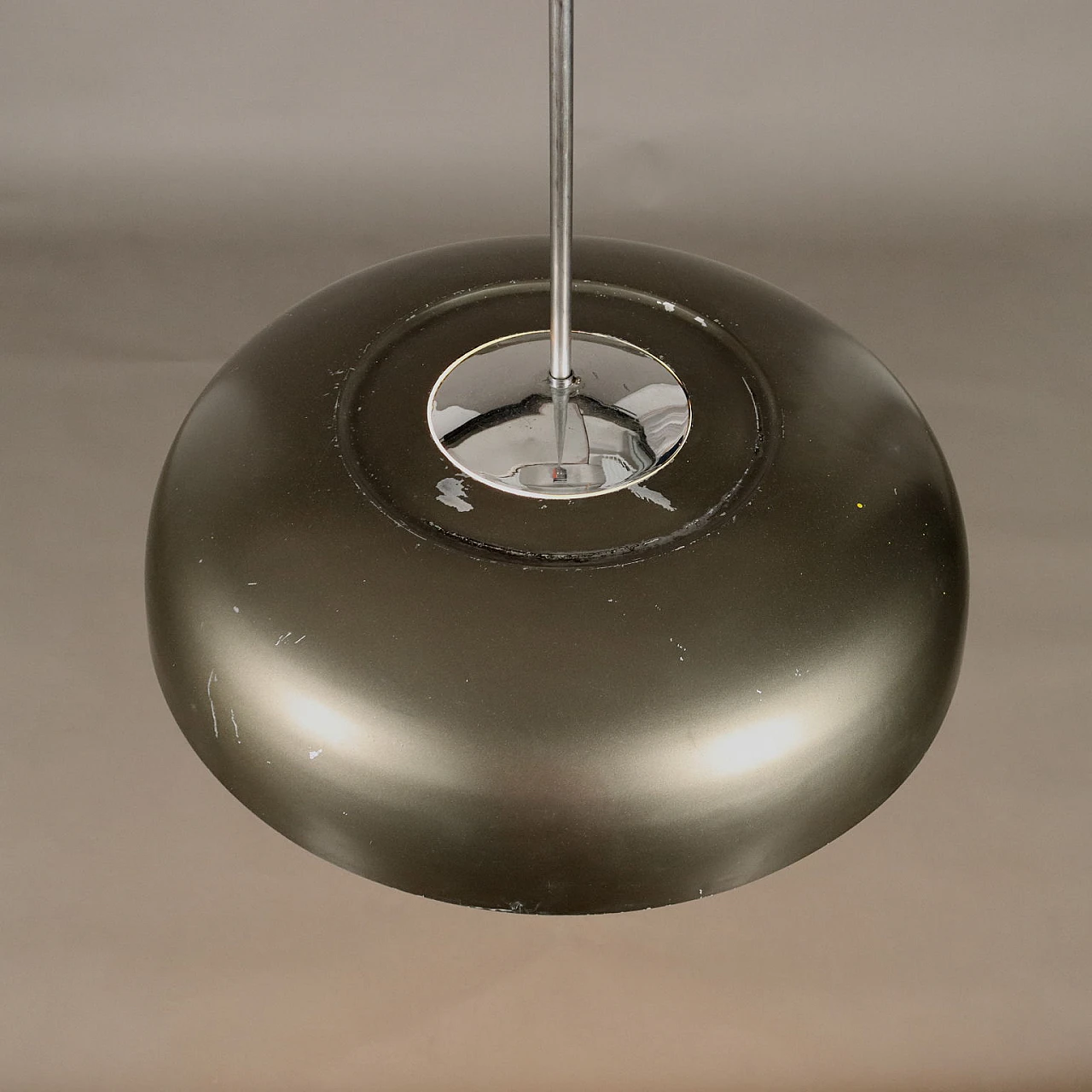 Lampadario in alluminio con diffusore in vetro opalino, anni '60 4