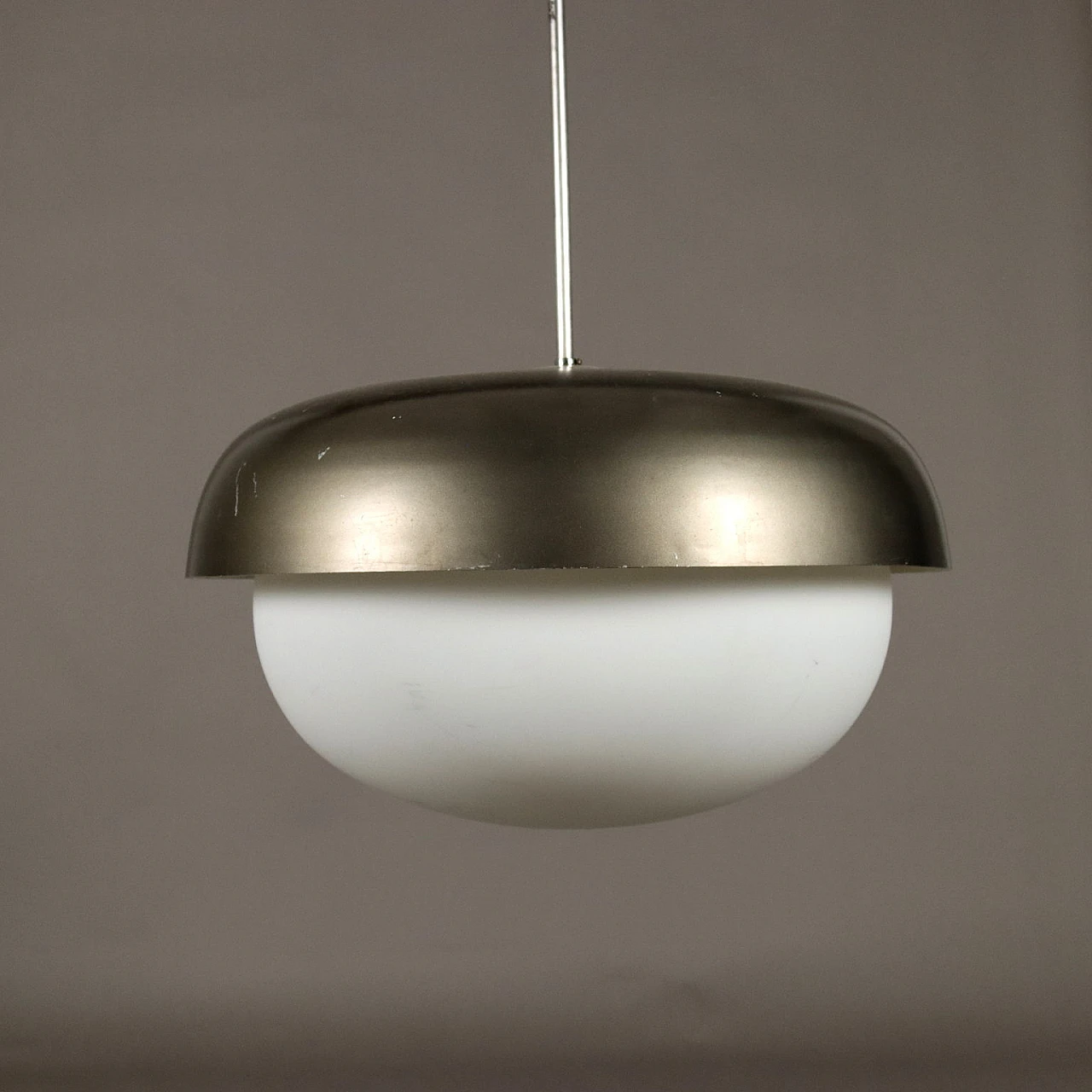 Lampadario in alluminio con diffusore in vetro opalino, anni '60 7