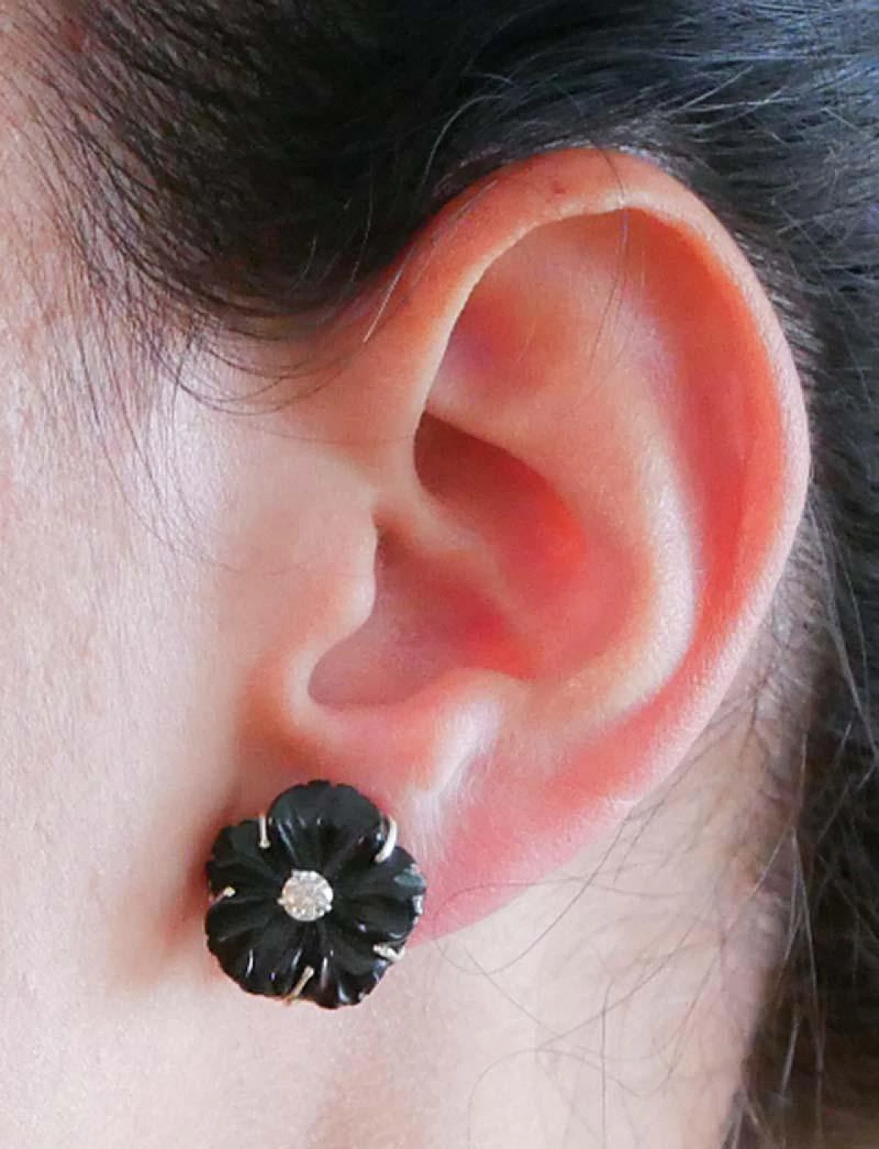 14 kt white gold flower earrings with onyx and diamonds, 1950s 5