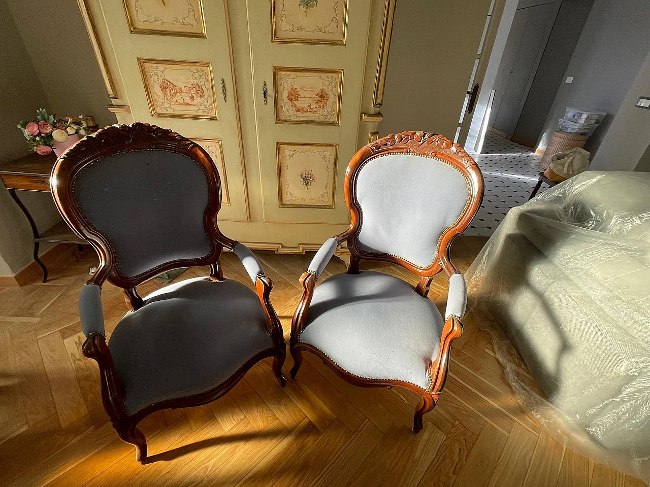 Pair of armchairs and ottoman in walnut and blue velvet, 18th century 5