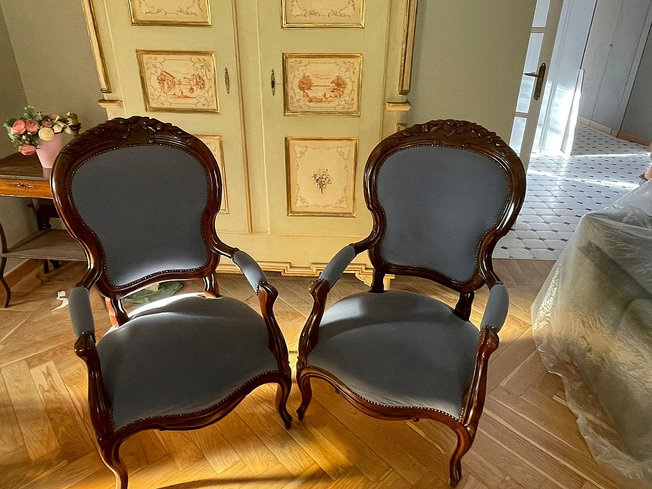 Pair of armchairs and ottoman in walnut and blue velvet, 18th century 6