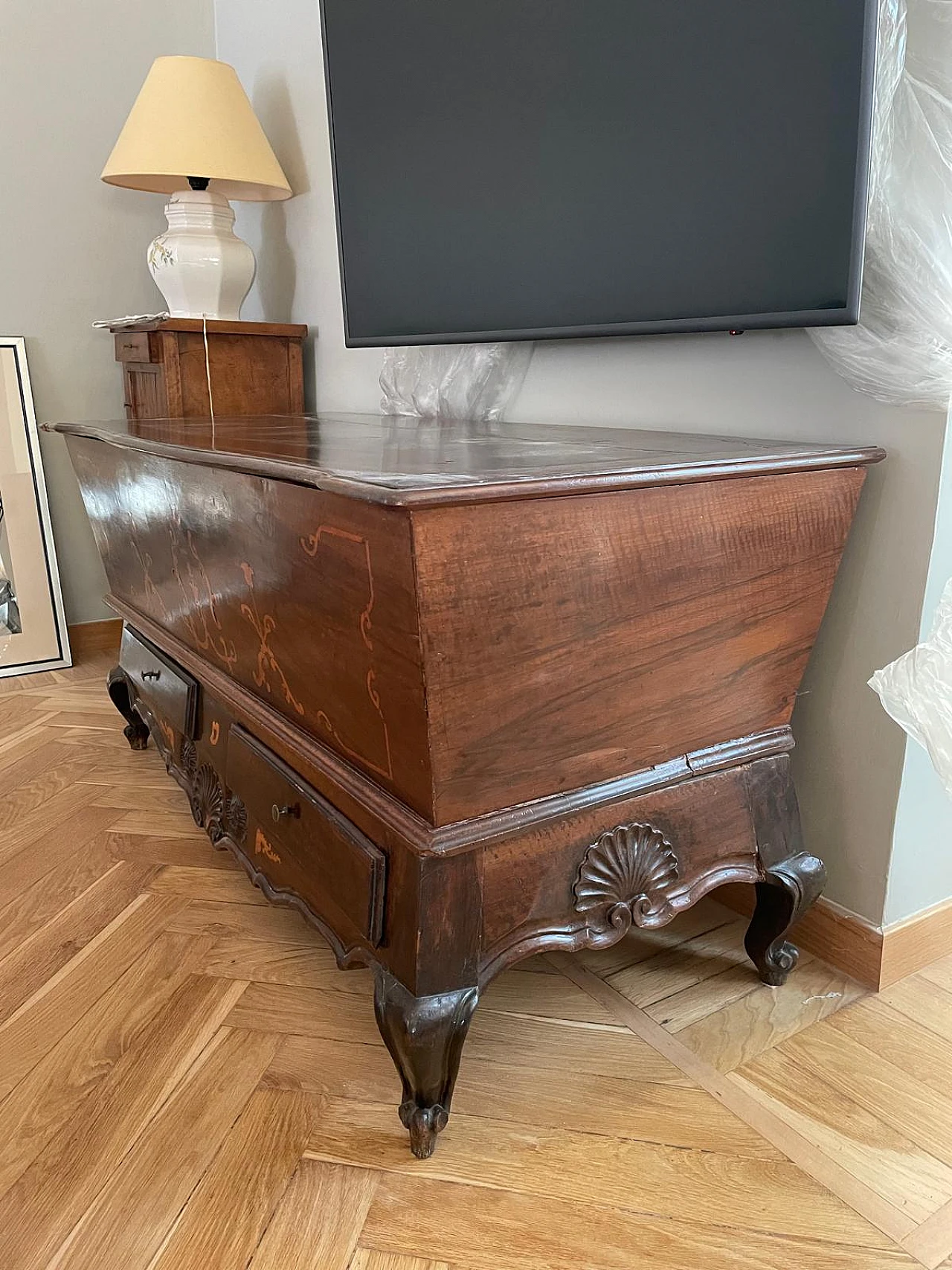 Baroque walnut sideboard, first half of the 18th century 5