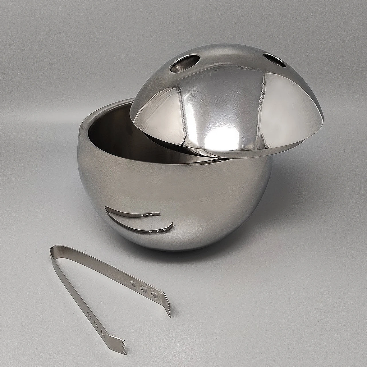 Bowling Cocktail shaker with ice bucket Tauma by Guzzini, 1970s 9