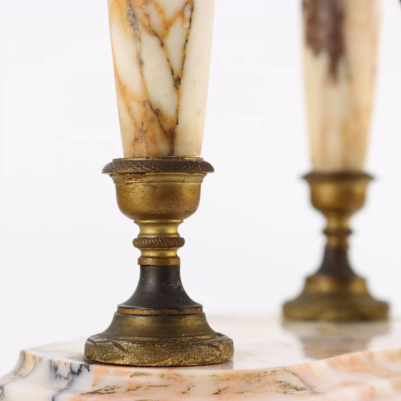 Marble and gilded bronze table clock, late 19th century 6