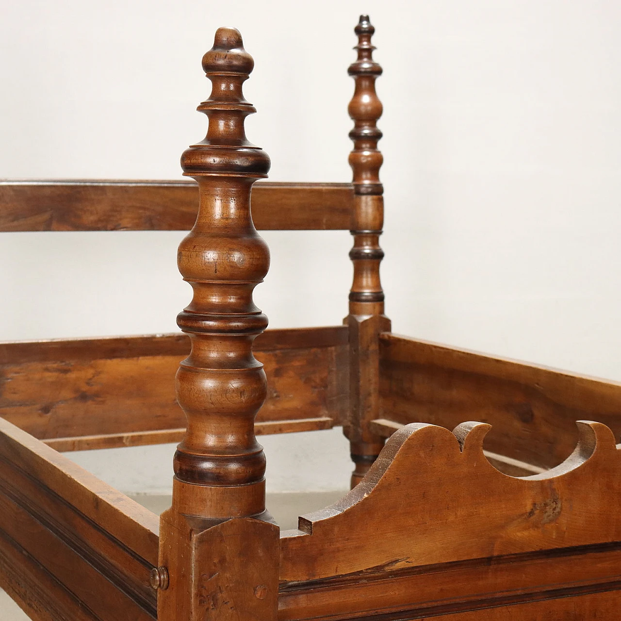 Walnut bed, 18th century 3