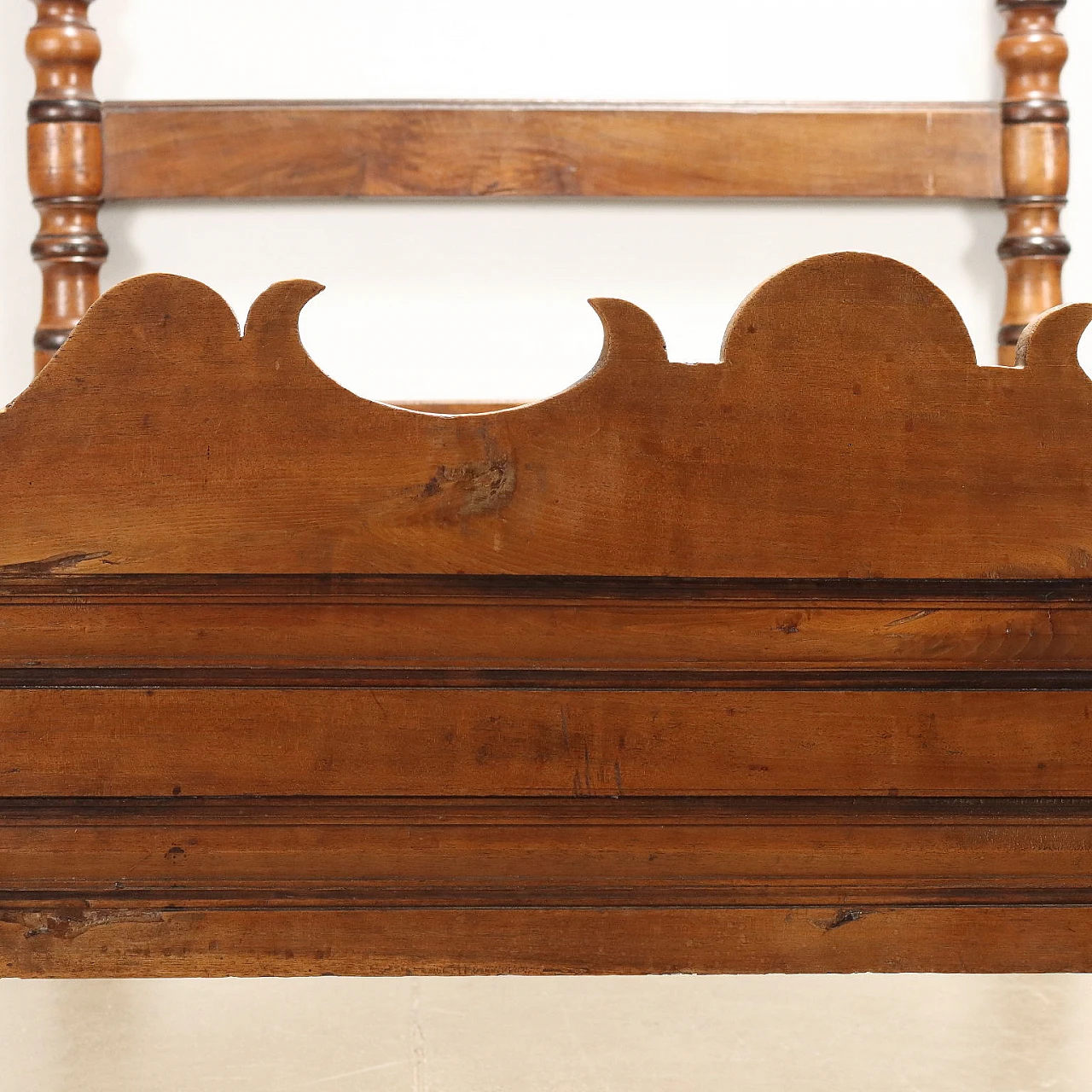 Walnut bed, 18th century 5