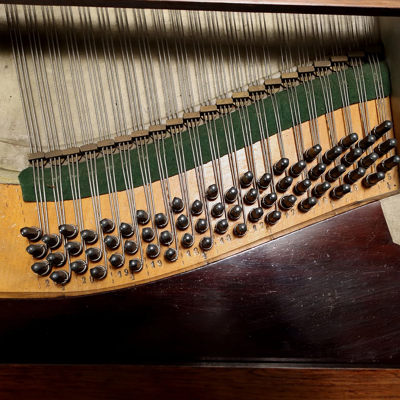 Pianoforte a coda con pedaliera a lira di Pleyel Wolff & Co., '800 9