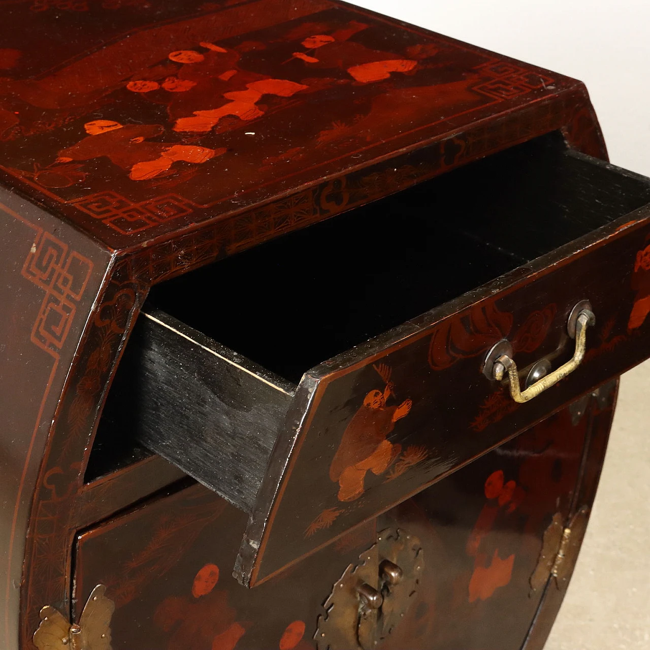 Pair of Chinoiserie-style nightstands in painted and lacquered wood 4