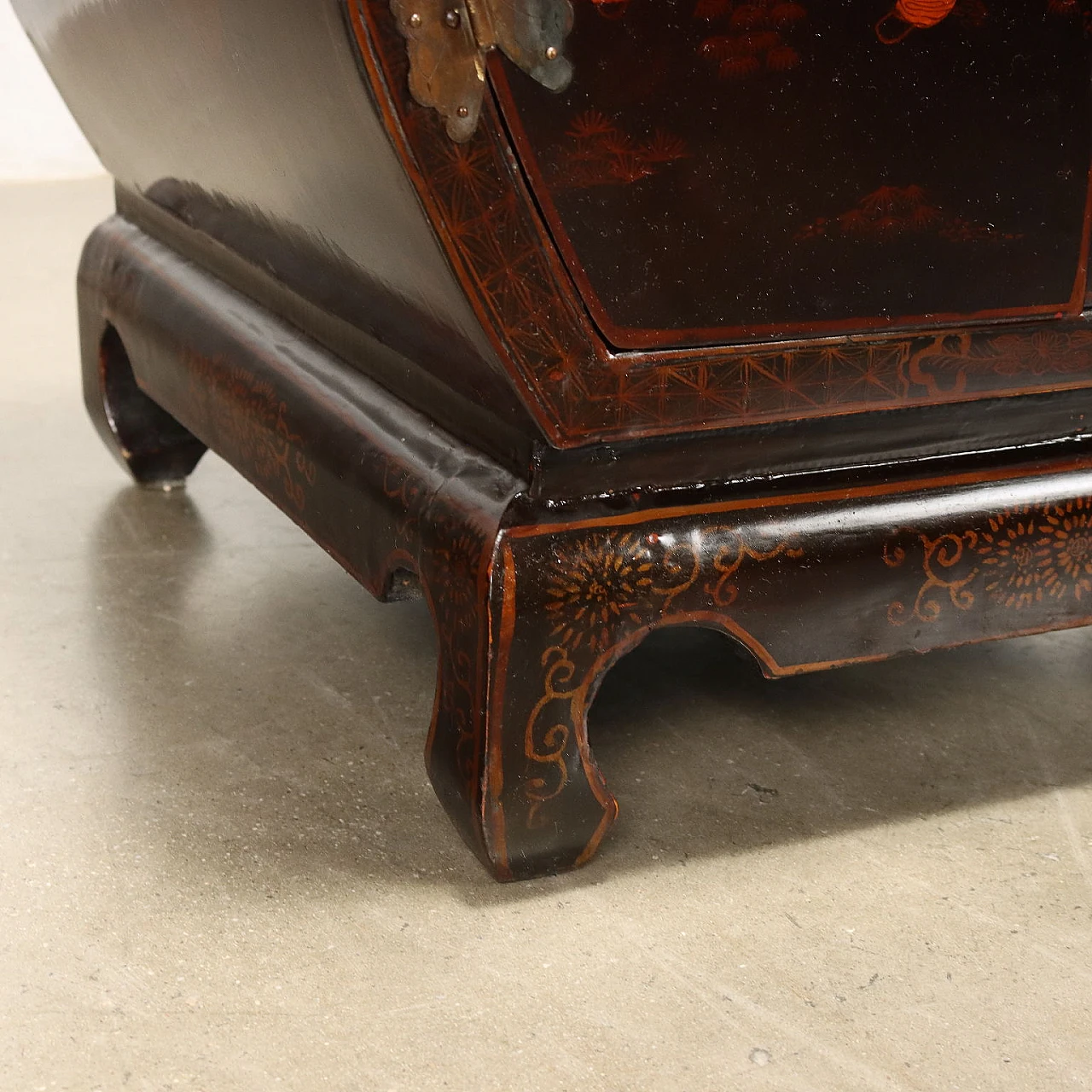 Pair of Chinoiserie-style nightstands in painted and lacquered wood 10