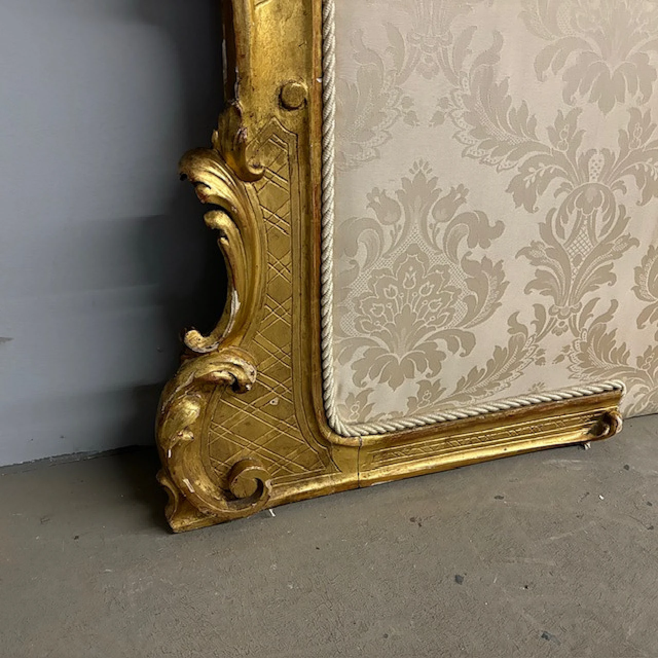 Antique Louis Philippe headboard carved in gold leaf, 1840 5