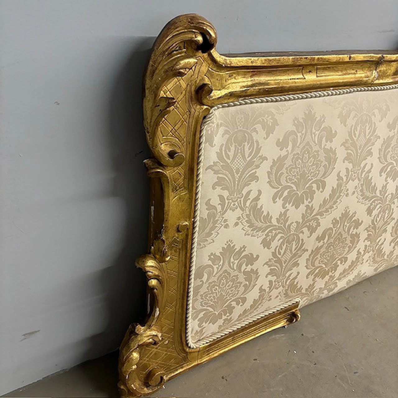 Antique Louis Philippe headboard carved in gold leaf, 1840 7