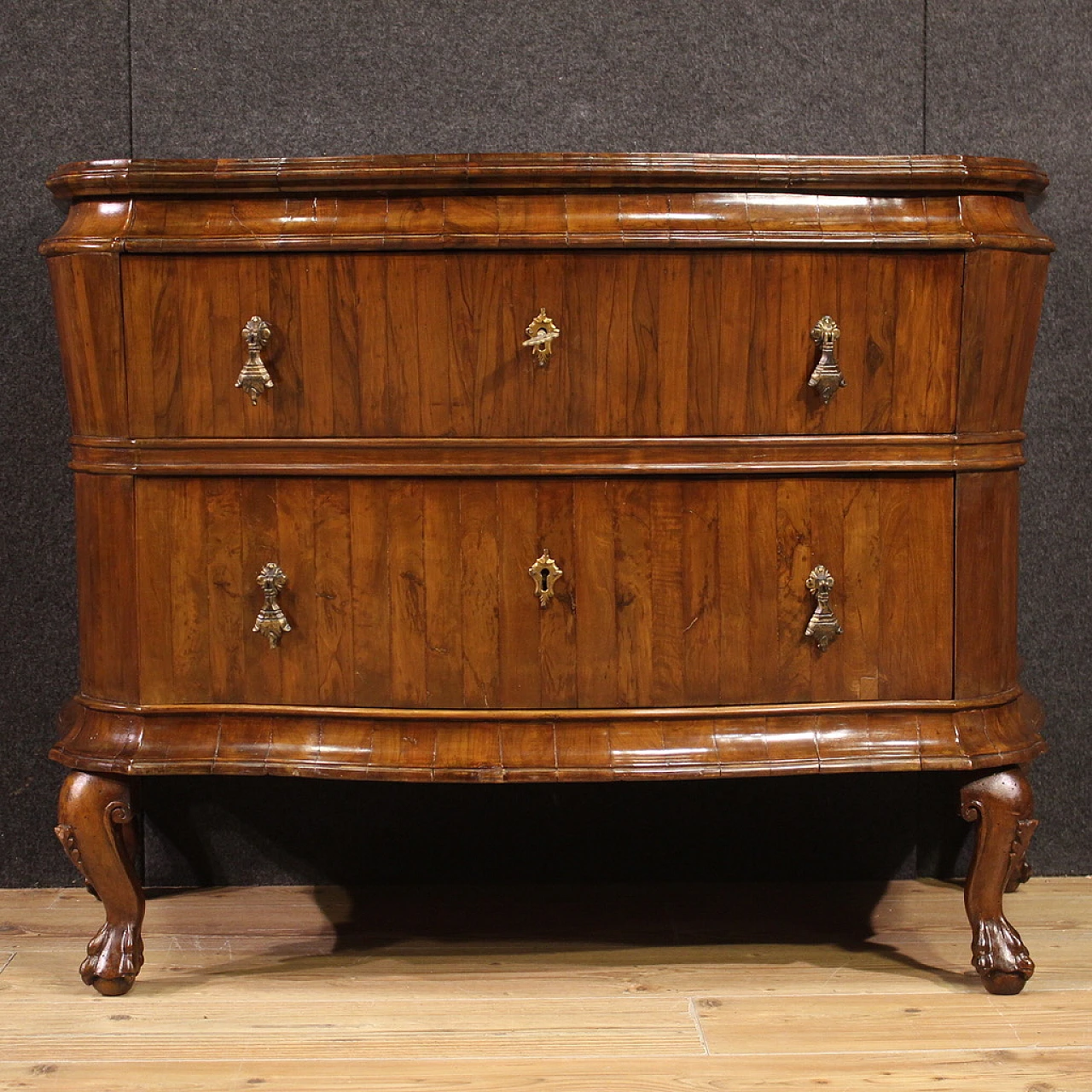 Elegant Venetian chest of drawers from the first half of the 20th century 1