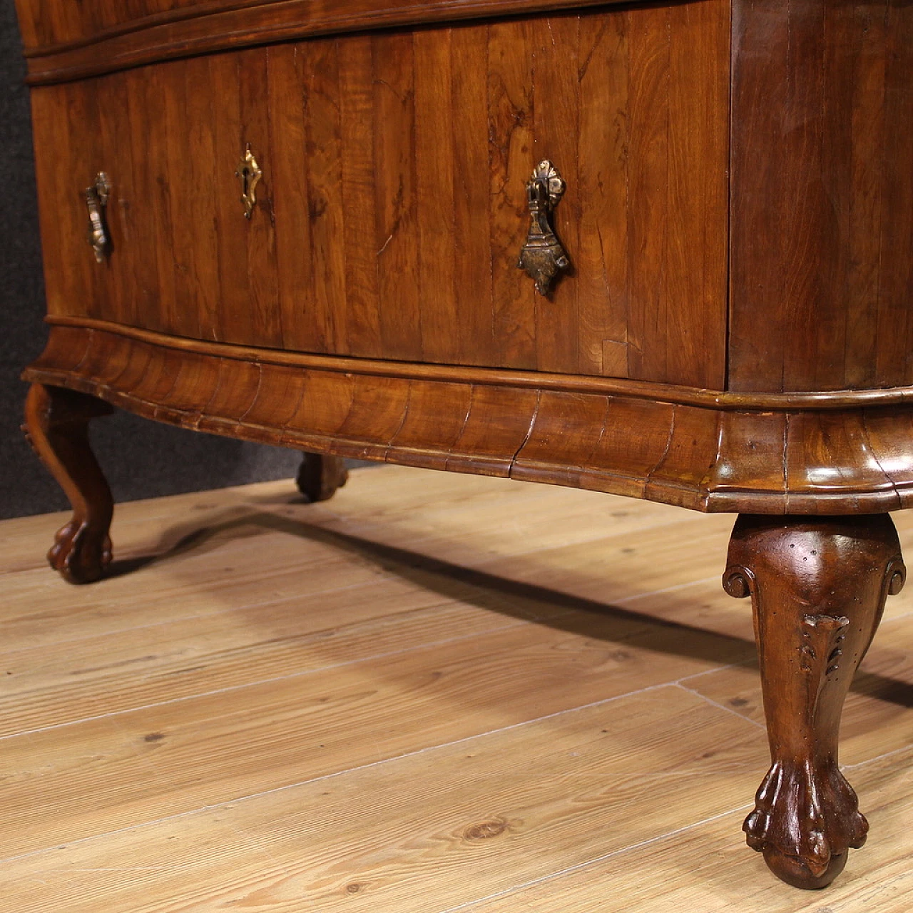 Elegant Venetian chest of drawers from the first half of the 20th century 4