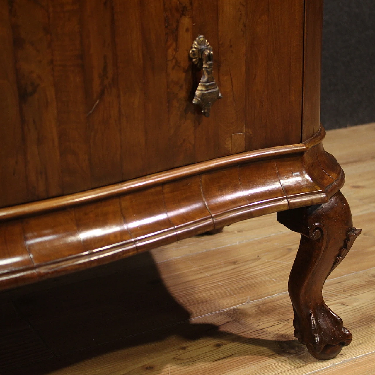 Elegant Venetian chest of drawers from the first half of the 20th century 9