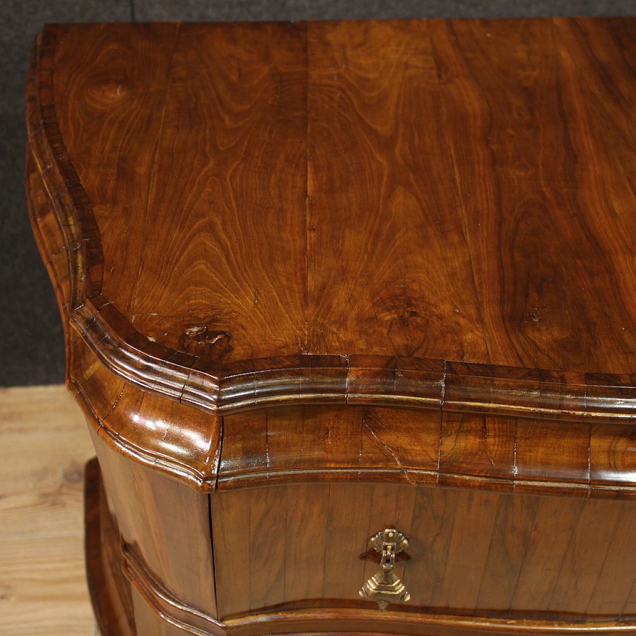 Elegant Venetian chest of drawers from the first half of the 20th century 10