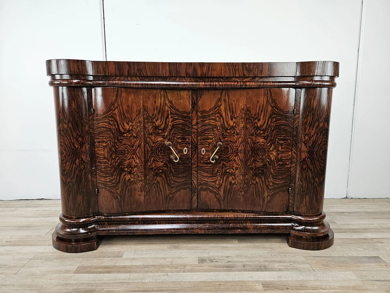 Art Deco Venetian Sideboard in Walnut Root with Internal Drawers by Levi Minzi, Padua, 1940s 1