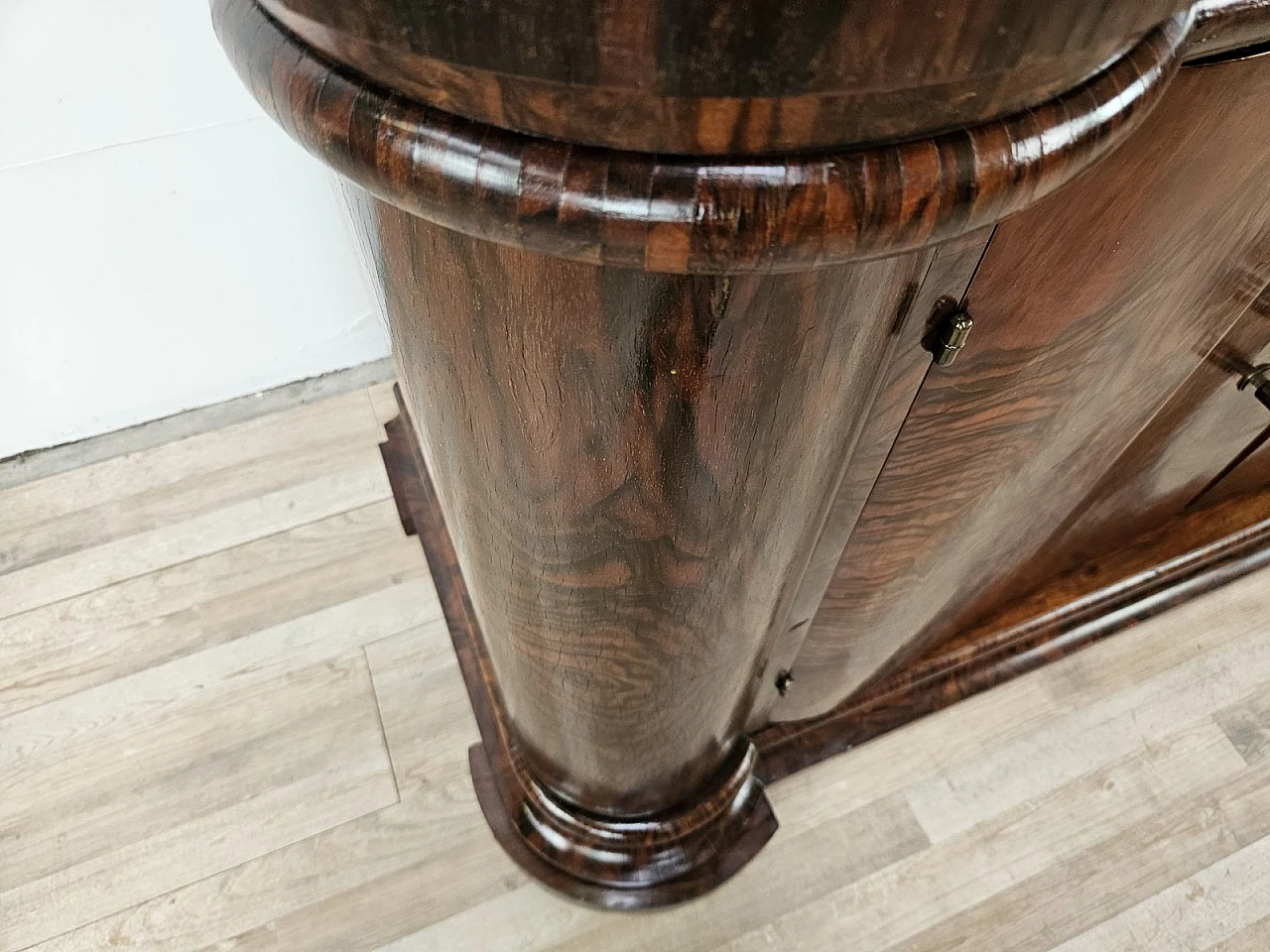 Art Deco Venetian Sideboard in Walnut Root with Internal Drawers by Levi Minzi, Padua, 1940s 3